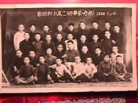 1950年在宣師任職時與附小學生在一起