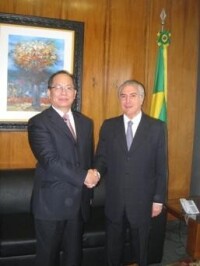 特梅爾（右）與中國駐巴西大使邱小琪