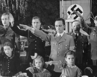 受到希特勒演講的感染，加入納粹黨