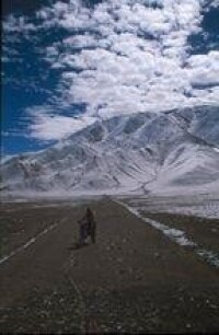 1951年修築新藏公路的路基遺存