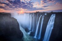 維多利亞瀑布標誌著贊比西河上游的結束