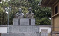 伊藤博文（左）與陸奧宗光雕像