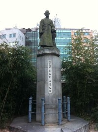 位於韓國首爾的閔泳煥銅像