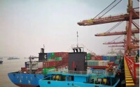 （圖）行駛在長江下游的集裝箱船舶