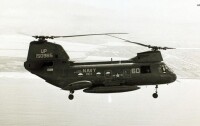 試飛中的CH-46D，機身側面掛載副油箱