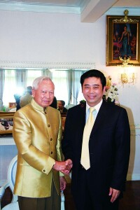 盧俊卿主席應邀到泰國前總理家中做客