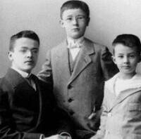 希姆萊（中間)和他的兩兄弟，1907年。