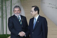 2008年與巴西總統盧拉握手