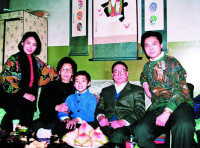 與父親譚元壽、母親王振榮、妻子閻桂祥、兒子譚正岩