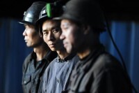 2012年11月25日，三名礦工在井口等待工友的出現。