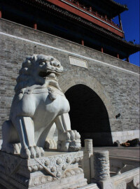 永定門是老北京城中軸線的南起點，在左安門和右安門中間