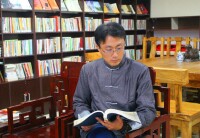 馮志亮在查閱姓氏文化書籍