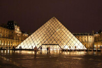 貝聿銘構思設計盧浮宮玻璃金字塔