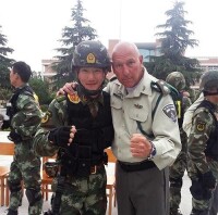 何捷與外國軍警在聯合訓練中