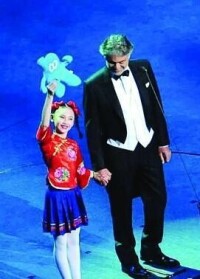 盲人歌手波切利和中國小女孩一同演出