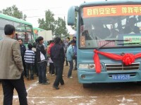 湖泗實現學生免費搭安全公交上下學。。