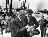 1961年與肯尼迪總統交談