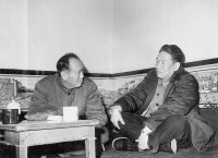 1964年薩空了與烏蘭夫在蒙古包內交談