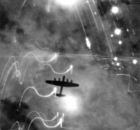 “蘭開斯特”轟炸機夜襲漢堡