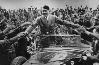 希特勒在狂熱的人群中間