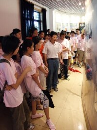 老師在南京地震科學館內給學生講解天文知識