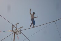 達瓦孜藝人在高空中空手表演絕技
