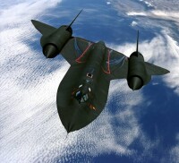 SR-71B飛越加州內華達山脈，這種教練型後座是凸起的教員艙