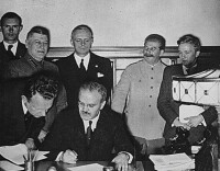 蘇方代表莫洛托夫在條約上簽字