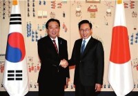 與日本首相野田佳彥握手合影