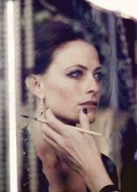 Lara Pulver圖