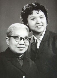 1978年劉春愛和恩師駱玉笙在青島合影留念