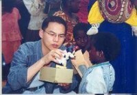 贈送音樂盒給助養的非洲小孩，他相信音樂跟他們相連著