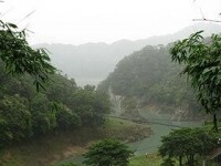 （圖）大漢溪的上遊河道，遠處可見石門水庫