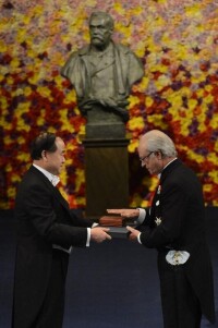 瑞典國王為中國作家莫言頒發諾貝爾文學獎