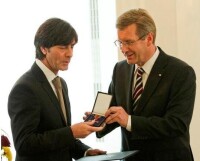 2010年10月5日，德國國家男子足球隊主教練勒夫獲聯邦十字勳章