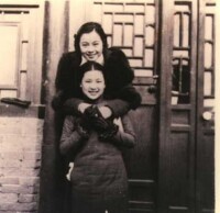 1935年在北平擔任世界日報記者，與林慰君（上，林白水之女）合影