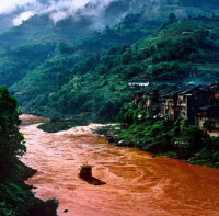 茅台鎮一段雨季時的紅色濁流
