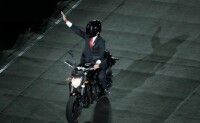 印尼總統佐科騎摩托入場
