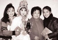 20世紀80年代初許倩雲與川劇青年名旦合影
