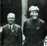 陳嘉庚先生和毛澤東在中南海前合影