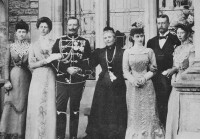 腓特烈皇后（中）和索菲（左一）及其子女，1900年攝於腓特烈城堡