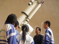 徠學生使用望遠鏡