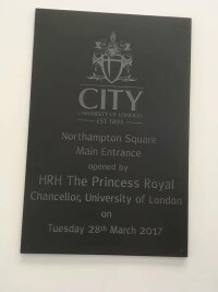 安妮公主為倫敦大學城市學院剪綵的紀念碑