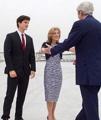 與母親迎接美國國務卿約翰·克里