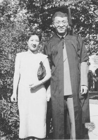 1949年，王守武、葛修懷夫婦在美國普渡大學