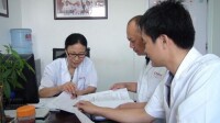李萍與專家共同探討患者病情