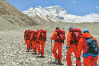 登山隊行進中