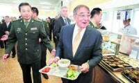 帕內塔體驗中國軍隊食堂生活