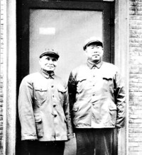 張明與邱行湘(左)在邱宅門前合影
