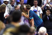 安德森打進美網決賽后跑到球員包廂親吻妻子